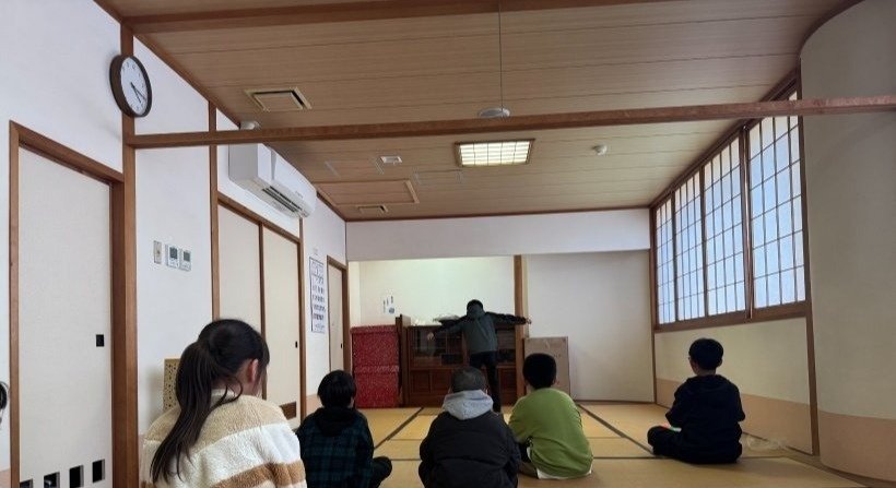 ジェスチャーゲームを1人前に出てしている